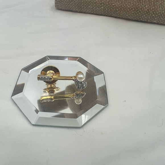 Swarovski Gold Club with Pearl Ball and rhinestones Lapel Pin/Tack Pin - Picture 3 of 4